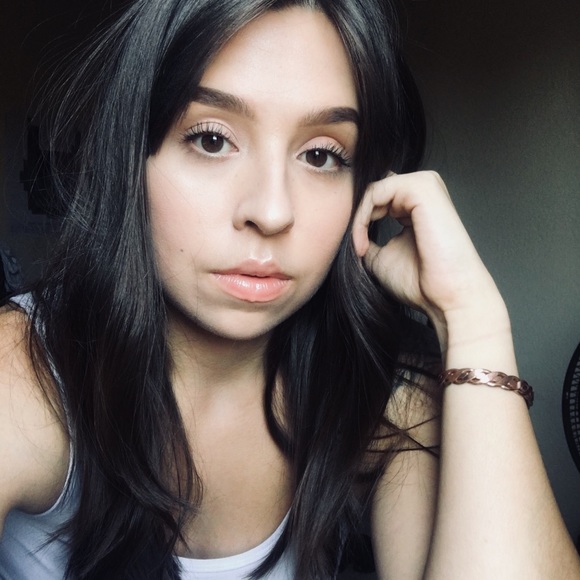 Meet your Posher, Alyssa - Picture 1 of 1